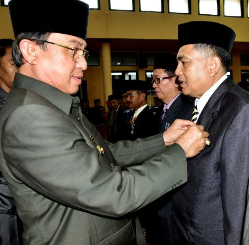 Bupati Inhil Serahkan Tanda Kehormatan Satyalancana Karya Satya Bagi 595 PNS